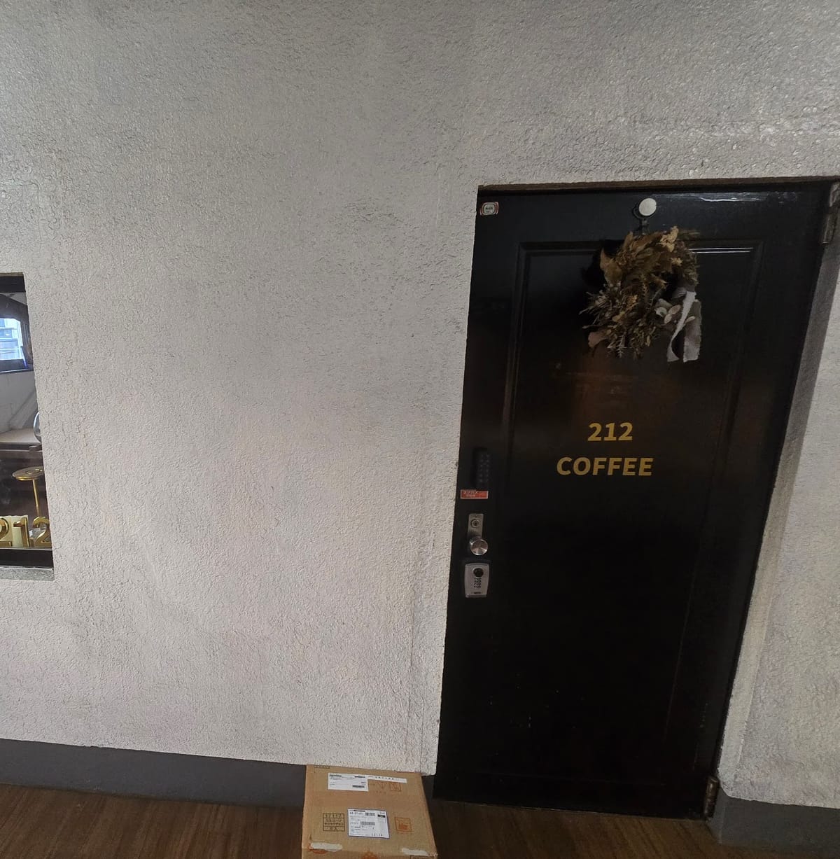 金文字で212 COFFEEと掲げられた店舗入口